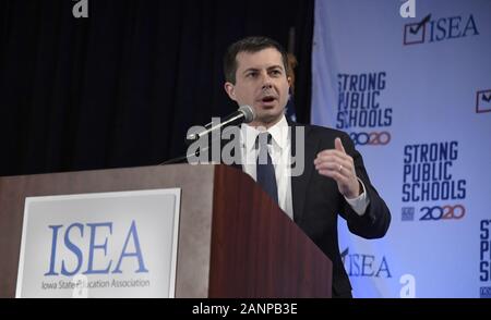 Des Moines, Stati Uniti. 18 gennaio, 2020. Des Moines, Iowa, Sabato, 18 gennaio 2020. 2020 candidato presidenziale democratico Pete Buttigieg rende commento a Iowa State Education Association conference di Des Moines, Iowa, Sabato, 18 gennaio 2020. I candidati continuano a campagna come Iowa's first-in-la-nazione caucaso il 3 febbraio si avvicina. Foto di Mike Theiler/UPI Credito: UPI/Alamy Live News Foto Stock