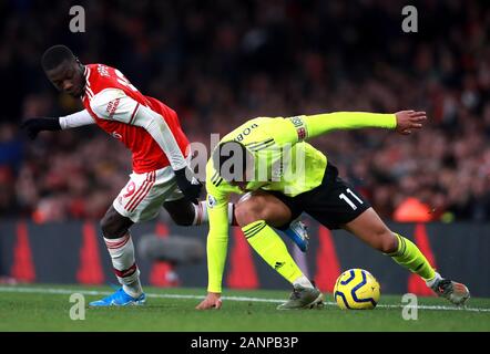 Dell'Arsenal Nicolas Pepe (sinistra) e Sheffield United Callum Robinson battaglia per la palla durante il match di Premier League a Emirates Stadium di Londra. Foto Stock