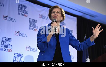 Des Moines, Stati Uniti. 18 gennaio, 2020. 2020 candidato presidenziale democratico Sen. Elizabeth Warren del Massachusetts rende commento a Iowa State Education Association conference di Des Moines, Iowa, Sabato, 18 gennaio 2020. I candidati continuano a campagna come Iowa's first-in-la-nazione caucaso il 3 febbraio si avvicina. Foto di Mike Theiler/UPI Credito: UPI/Alamy Live News Foto Stock