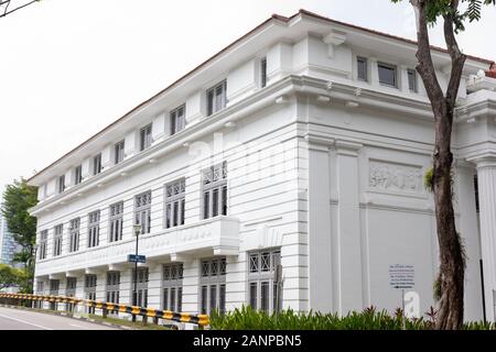 Ingresso con porte nere aperte all'edificio del College of Medicine a Singapore Foto Stock