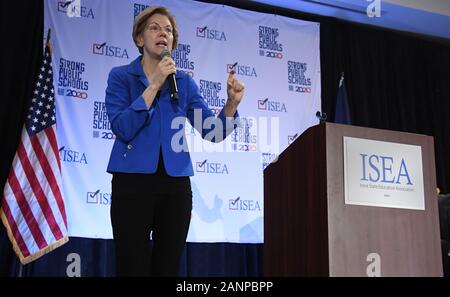 Des Moines, Stati Uniti. 18 gennaio, 2020. 2020 candidato presidenziale democratico Sen. Elizabeth Warren del Massachusetts rende commento a Iowa State Education Association conference di Des Moines, Iowa, Sabato, 18 gennaio 2020. I candidati continuano a campagna come Iowa's first-in-la-nazione caucaso il 3 febbraio si avvicina. Foto di Mike Theiler/UPI Credito: UPI/Alamy Live News Foto Stock