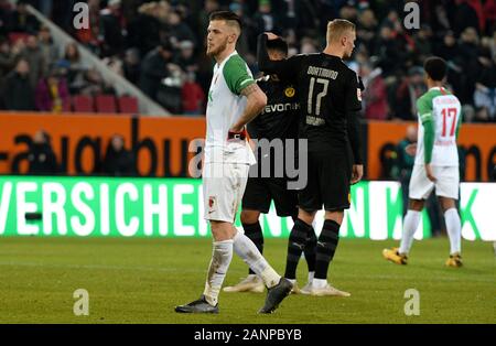 Augsburg, Germania. 18 gennaio, 2020. Calcio: Bundesliga, FC Augsburg - Borussia Dortmund, XVIII Giornata WWK-Arena. Augusta Jeffrey Gouweleeuw (l) è deluso. Credito: Stefan Puchner/dpa - NOTA IMPORTANTE: In conformità con i regolamenti del DFL Deutsche Fußball Liga e la DFB Deutscher Fußball-Bund, è vietato sfruttare o hanno sfruttato nello stadio e/o dal gioco fotografie scattate in forma di sequenza di immagini e/o video-come la serie di foto./dpa/Alamy Live News Foto Stock