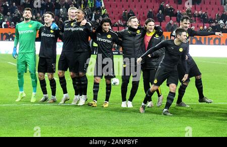 Augsburg, Germania. 18 gennaio, 2020. Calcio: Bundesliga, FC Augsburg - Borussia Dortmund, XVIII Giornata WWK-Arena. Dortmund i giocatori di celebrare la vittoria. Credito: Stefan Puchner/dpa - NOTA IMPORTANTE: In conformità con i regolamenti del DFL Deutsche Fußball Liga e la DFB Deutscher Fußball-Bund, è vietato sfruttare o hanno sfruttato nello stadio e/o dal gioco fotografie scattate in forma di sequenza di immagini e/o video-come la serie di foto./dpa/Alamy Live News Foto Stock