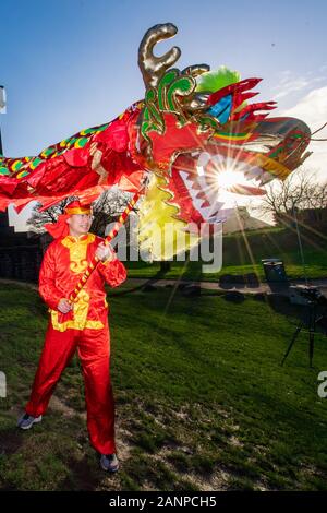 Un Drago Cinese incontra ballerini e artisti dal gala ufficiale di Capodanno cinese di Edimburgo per lanciare le celebrazioni del Capodanno cinese 2020 e il Foto Stock