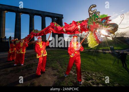 Un Drago Cinese incontra ballerini e artisti dal gala ufficiale di Capodanno cinese di Edimburgo per lanciare le celebrazioni del Capodanno cinese 2020 e il Foto Stock