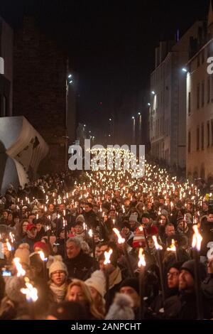 La Processione Torchlight di Edimburgo, ufficialmente in corso l'Hogmanay di Edimburgo! Foto Stock