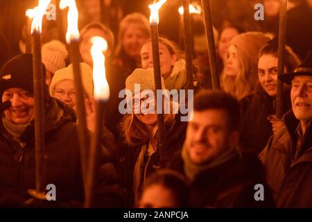 La Processione Torchlight di Edimburgo, ufficialmente in corso l'Hogmanay di Edimburgo! Foto Stock