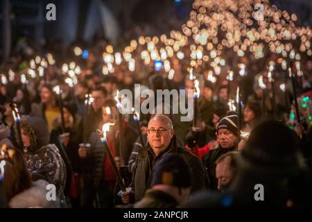 La Processione Torchlight di Edimburgo, ufficialmente in corso l'Hogmanay di Edimburgo! Foto Stock