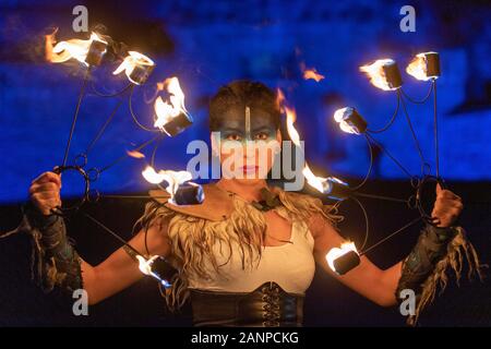 La Processione Torchlight di Edimburgo, ufficialmente in corso l'Hogmanay di Edimburgo! Foto Stock