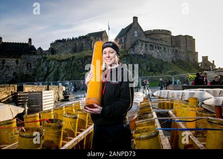 Produzione di fuochi d'artificio Hogmanay di Edimburgo dal Castello di Edimburgo Shaun Gibson e Lynn Wiseman, Pirotecnici di Titanium Foto Stock