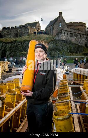 Produzione di fuochi d'artificio Hogmanay di Edimburgo dal Castello di Edimburgo Shaun Gibson e Lynn Wiseman, Pirotecnici di Titanium Foto Stock