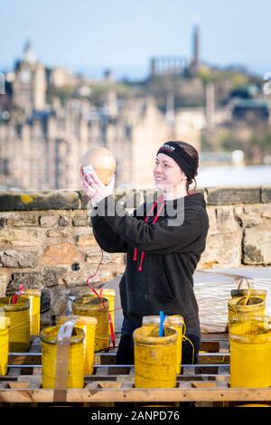 Produzione di fuochi d'artificio Hogmanay di Edimburgo dal Castello di Edimburgo Shaun Gibson e Lynn Wiseman, Pirotecnici di Titanium Foto Stock