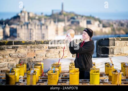 Produzione di fuochi d'artificio Hogmanay di Edimburgo dal Castello di Edimburgo Shaun Gibson e Lynn Wiseman, Pirotecnici di Titanium Foto Stock