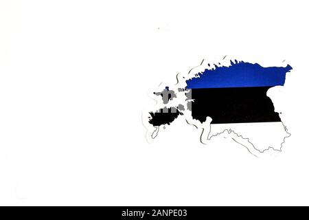 Los Angeles, California, Stati Uniti d'America - 17 gennaio 2020: Bandiera nazionale dell'Estonia. Contorno del paese su sfondo bianco con spazio di copia. Illustrazione politica Foto Stock