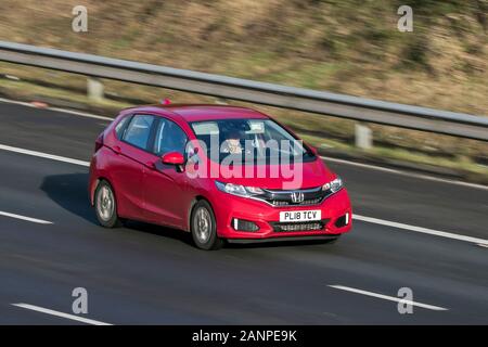 2018 Honda Jazz Se i-Vtec Red Car benzina guida sull'autostrada M6 vicino a Preston a Lancashire, Regno Unito Foto Stock