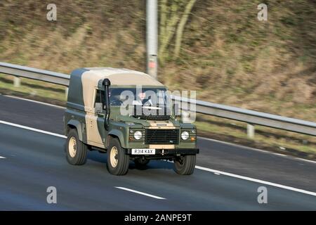 R314KAX Land Rover difensore 90 hard top vernice camouflage guida sull'autostrada M6 vicino Preston a Lancashire, Regno Unito Foto Stock