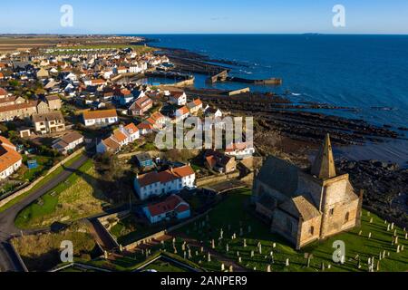 Vista aerea da fuco di chiesa di St Monans villaggio di pescatori in East Neuk di Fife, Scozia, Regno Unito Foto Stock