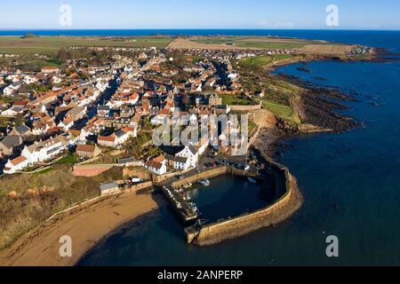 Vista aerea da fuco di Crail storico villaggio di pesca in East Neuk di Fife, Scozia, Regno Unito Foto Stock