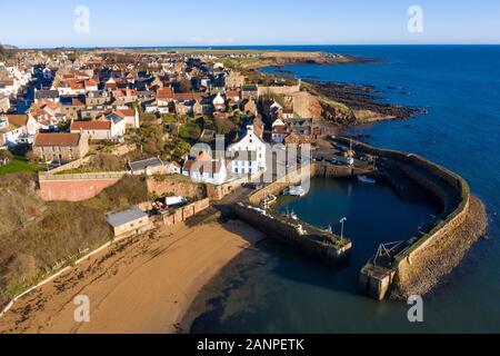 Vista aerea da fuco di Crail storico villaggio di pesca in East Neuk di Fife, Scozia, Regno Unito Foto Stock