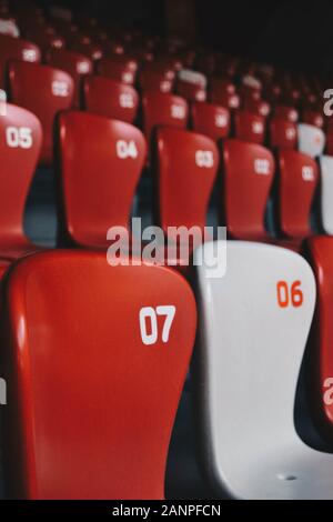 Posti a sedere rossi all'interno del Beijing National Stadium o del Bird's Nest Progettato dagli architetti Herzog & de Meuron Foto Stock