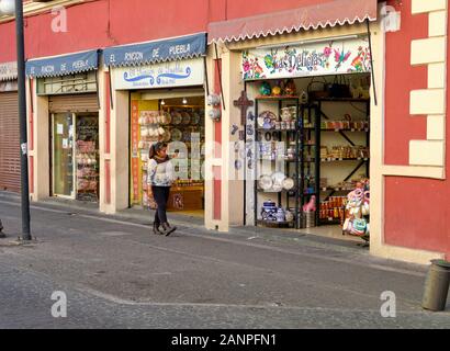 Persona a piedi dai negozi di Calle de los Dulces in Puebla (strada dei dolci) Foto Stock