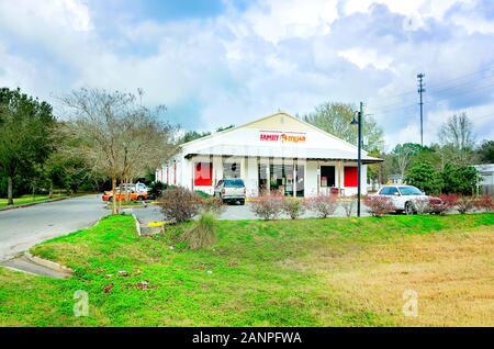 Dollaro di famiglia è raffigurato, gen. 16, 2020, in Magnolia molle, Alabama. Più di 8.000 famiglia Dollar negozi sono situati negli Stati Uniti. Foto Stock