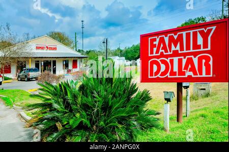 Dollaro di famiglia è raffigurato, gen. 16, 2020, in Magnolia molle, Alabama. Più di 8.000 famiglia Dollar negozi sono situati negli Stati Uniti. Foto Stock