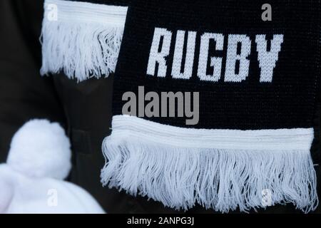 Vista ravvicinata di una sciarpa con l'iscrizione "Rugby" e cappello ta Foto Stock