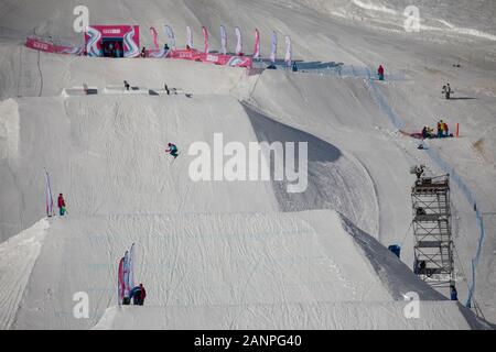Kirsty Muir (15) del team GB durante la formazione freeski in stile slopestyle ai Giochi Olimpici della Gioventù di Losanna 2020, il 16h gennaio 2020 a Leysin Park & Pipe Foto Stock