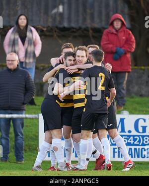 Il 18 gennaio 2020. Mackessack Park, Rothes, murene, Scotland, Regno Unito. Questo è dalla Highland League Football Match tra Rothes FC e Brora Rangers FC. Contenuto dell'immagine:- L - 9 Brora Giordania Macrae e team festeggia il solo obiettivo. - Credito - Jasperimage/AlamyLiveNews Foto Stock