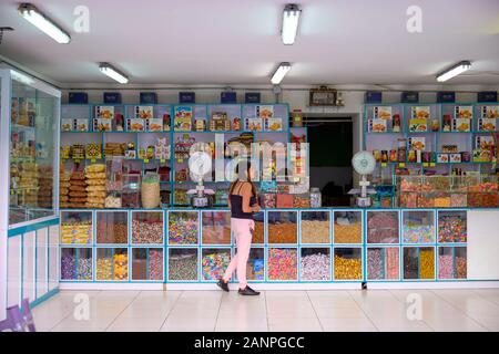 Interno del negozio riempito con varie caramelle sulla Calle de los Dulces in Puebla (strada dei dolci) Foto Stock