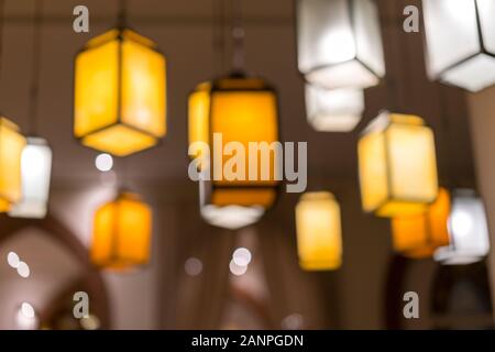 Creative lanterne giallo nella lobby. sfocata. Foto Stock