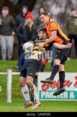 Il 18 gennaio 2020. Mackessack Park, Rothes, murene, Scotland, Regno Unito. Questo è dalla Highland League Football Match tra Rothes FC e Brora Rangers FC. Contenuto dell'immagine:- L - 9 Brora Giordania Macra e R - 4 Rothes - Bruce Milne- credito - Jasperimage/AlamyLiveNews Foto Stock