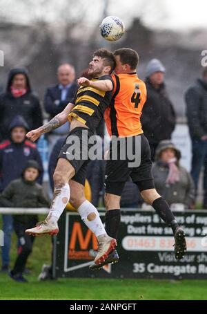 Il 18 gennaio 2020. Mackessack Park, Rothes, murene, Scotland, Regno Unito. Questo è dalla Highland League Football Match tra Rothes FC e Brora Rangers FC. Contenuto dell'immagine:- L - 9 Brora Giordania Macrae e R - 4 - Rothes Bruce Milne - credito - Jasperimage/AlamyLiveNews Foto Stock