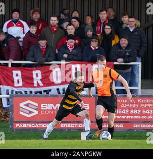 Il 18 gennaio 2020. Mackessack Park, Rothes, murene, Scotland, Regno Unito. Questo è dalla Highland League Football Match tra Rothes FC e Brora Rangers FC. Contenuto dell'immagine:- L - Brora 10 Andrew Macrae e R - 11 Rothes - Craig Cormack - credito - Jasperimage/AlamyLiveNews Foto Stock