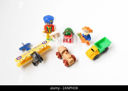 Piccoli giocattoli da kinder sorpresa uova Foto Stock