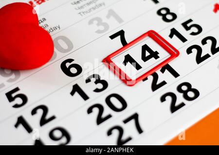 Calendario con contrassegno rosso il 14 febbraio. Cuori rossi decorazione. Il giorno di San Valentino concetto Foto Stock