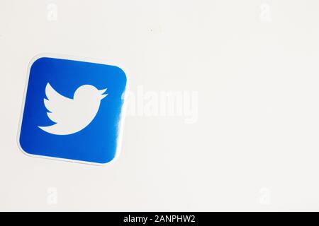 Los Angeles, California, Stati Uniti - 17 gennaio 2020: Logo Twitter su sfondo bianco con spazio di copia. Icona social media, Editoriale Illustrativa Foto Stock