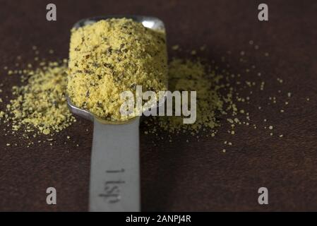 Pepe al limone versato da Un Cucchiaino Da Tè Foto Stock