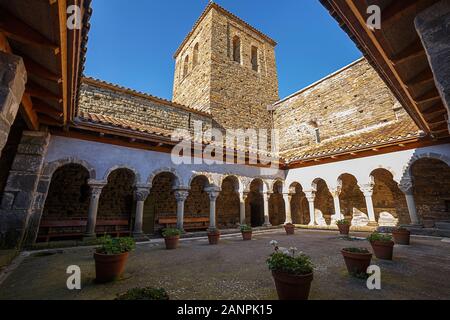 Chiostro del XI secolo in stile romanico del monastero benedettino di Sant Pere de Casserres, la Catalogna Foto Stock