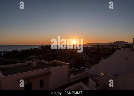 La vista del Mediterraneo da un immobile in affitto in Isla Plana, Murcia, Costa Calida, Spagna, Europa. Vista in direzione di Puerto de Mazarron al tramonto Foto Stock