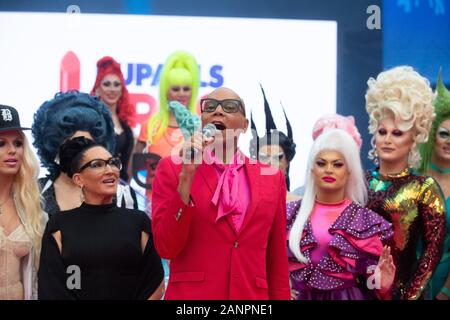 RuPaul, circondato da famosi trascinare regine, fa un discorso dopo il taglio del nastro per aprire DragConUK presso l'Olympia di Londra. Foto Stock