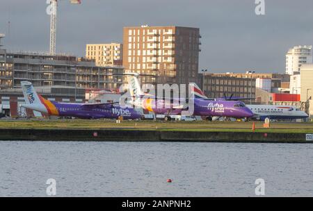 Flybe aeromobili all aeroporto della città di Londra. La compagnia aerea ha dovuto affrontare difficoltà finanziarie e il governo ha rinviato una £106 milioni di fattura fiscale Foto Stock