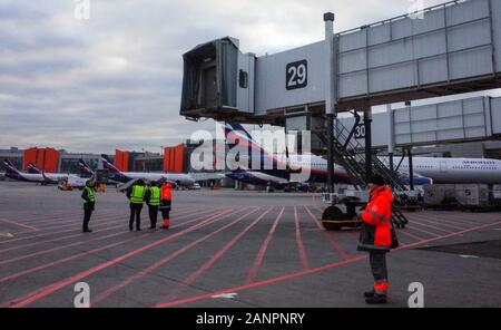 Ottobre 29 Mosca, Russia passeggero ponte di imbarco presso l'Aeroporto Internazionale di Sheremetyevo. Foto Stock