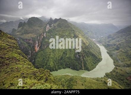 Punto Di Osservazione Al Passo Ma Pi Leng, All'Altopiano Di Dong Van Karst Geopark, Alla Provincia Di Ha Giang, Vietnam Foto Stock