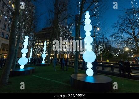 Londra, Regno Unito. Il 18 gennaio 2020. Shish-ka-boa da Angus Muir Design al sesto luci Winter Festival a Canary Wharf. 25 Luce arte e installazioni interattive da artisti internazionali sono in mostra per il pubblico di godere fino al 25 gennaio 2020.. Credito: Stephen Chung / Alamy Live News Foto Stock