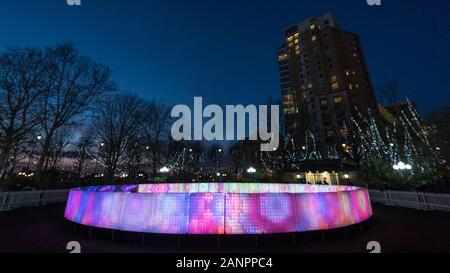 Londra, Regno Unito. Il 18 gennaio 2020. Lactolight da Lactolight al sesto luci Winter Festival a Canary Wharf. 25 Luce arte e installazioni interattive da artisti internazionali sono in mostra per il pubblico di godere fino al 25 gennaio 2020.. Credito: Stephen Chung / Alamy Live News Foto Stock