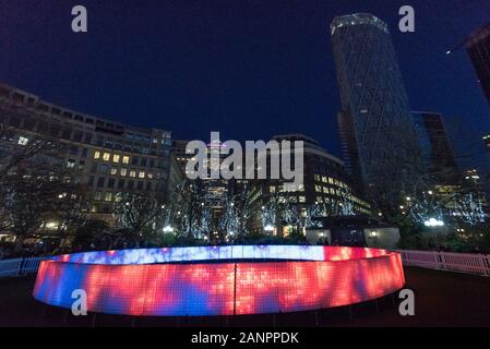 Londra, Regno Unito. Il 18 gennaio 2020. Lactolight da Lactolight al sesto luci Winter Festival a Canary Wharf. 25 Luce arte e installazioni interattive da artisti internazionali sono in mostra per il pubblico di godere fino al 25 gennaio 2020.. Credito: Stephen Chung / Alamy Live News Foto Stock