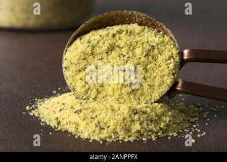 Pepe al limone versato da Un Cucchiaino Da Tè Foto Stock