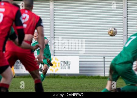Cardiff, Galles, UK. 18 gennaio 2020. Andy Robinson di Ammanford città in azione contro Caerau Ely. Caerau Ely v Ammanford Città a Cwrt-Yr-Ala in JD Cymru Sud il 18 gennaio 2020. Lewis Mitchell/YCPD. Foto Stock